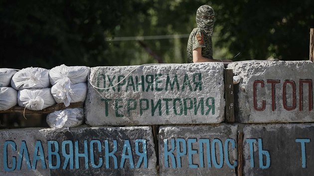 Pevnost Slavjansk. Barikdy separatist ve stotiscovm mst na vchod Ukrajiny (6. ervna 2014)
