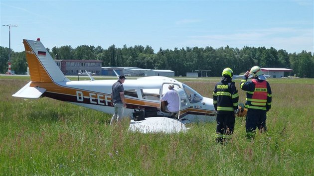 Nehoda cessny na letiti v Karlovch Varech (7. ervna 2014)