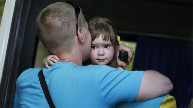 Z obklenho Slavjanska odjd eny a dti (7. ervna 2014)