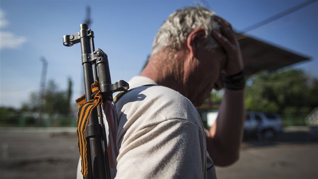 Ozbrojen stoupenec Moskvy na hraninm pechodu ervonopartyzansk na vchod Ukrajiny (7. ervna 2014)