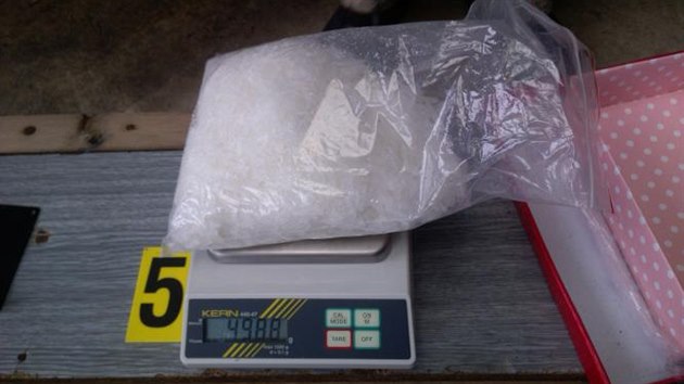stet kriminalist pi ztahu na drogov dealery v Petrovicch objevili kilo pervitinu a 310 tisc korun v hotovosti.