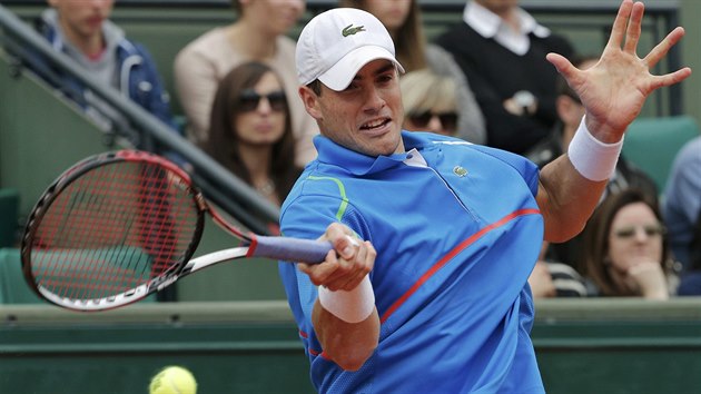 Americk tenista John Isner returnuje v utkn 4. kola Roland Garros proti Berdychovi.