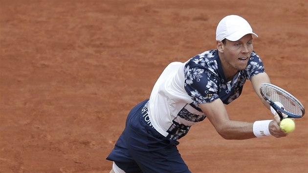 esk tenista Tom Berdych bojuje ve 4. kole Roland Garros proti Amerianu Isnerovi.