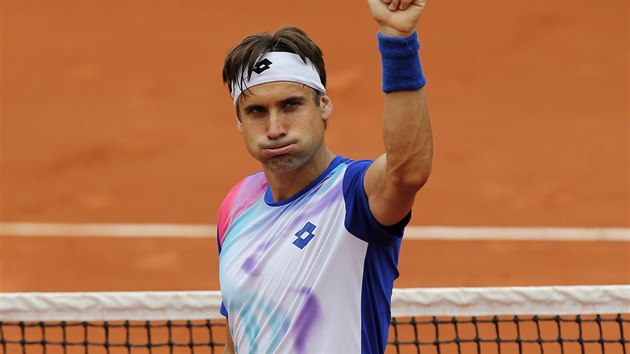 panlský tenista David Ferrer si po postupu do tvrtfinále Roland Garros...