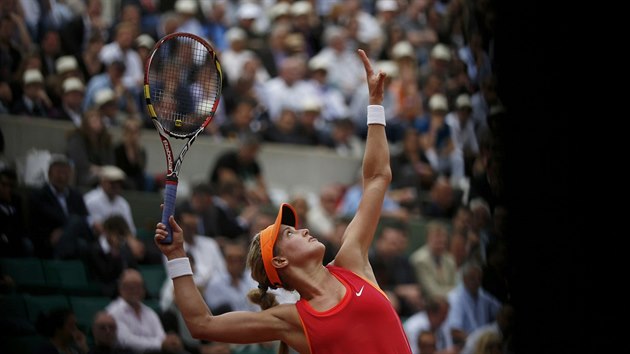 Kanadsk tenistka Eugenie Bouchardov se chyst podvat ve tvrtfinle Roland Garros.