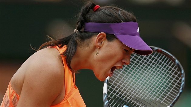 VAMOS! panlsk tenistka Garbine Muguruzaov trp ve tvrtfinle Roland Garros arapovovou.