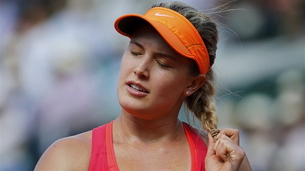 HOLKA COPAT. Kanadsk tenistka Eugenie Bouchardov si upravuje vlasy bhem semifinle Roland Garros.