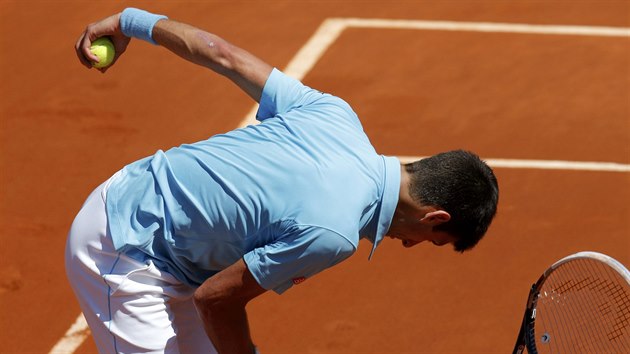 Srbsk tenista Novak Djokovi v semifinle Roland Garros rozstskal raketu.