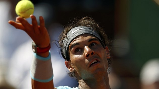 panlský tenista Rafael Nadal se chystá podávat v semifinále Roland Garros.