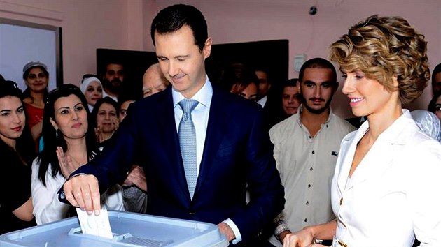 Autoritsk prezident Bar Asad spolu se svou manelkou Asmou vol v prezidentskch volbch v centru Damaku (3. ervna 2014).