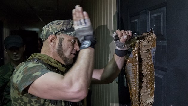Prorusk rebel proezv dvee na zkladn ukrajinsk hranin stre v Luhansk oblasti (4. ervna 2014).