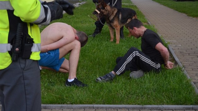 Policist pijeli do Chr᚝an zklidnit hlun verek, agresivn cizinci je napadli (1.6.2014)