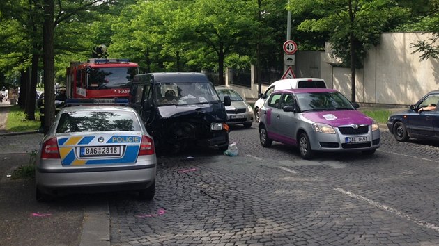 Policist peveli zadrenho mue k vslechu, v Korunovan ulici v Praze se stetli s protijedouc dodvkou (2.6.2014)