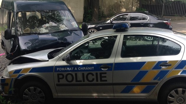 Policist peveli zadrenho mue k vslechu, v Korunovan ulici v Praze se stetli s protijedouc dodvkou (2.6.2014)