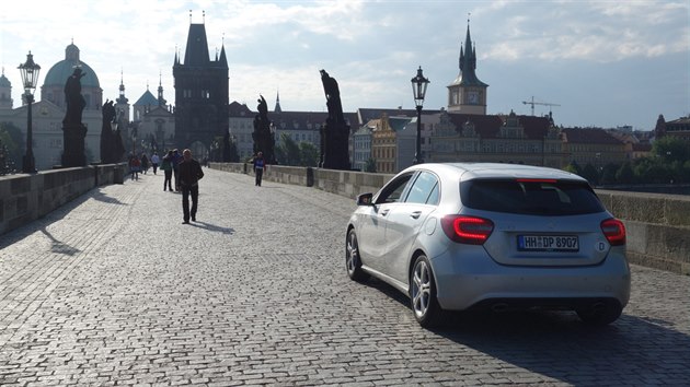 Auto se tveic zahraninch turist se projdlo po Karlov most (31.5.2014)