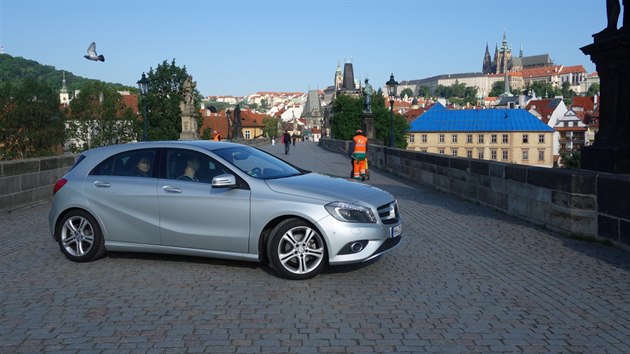 Auto se tveic zahraninch turist se projdlo po Karlov most (31.5.2014)