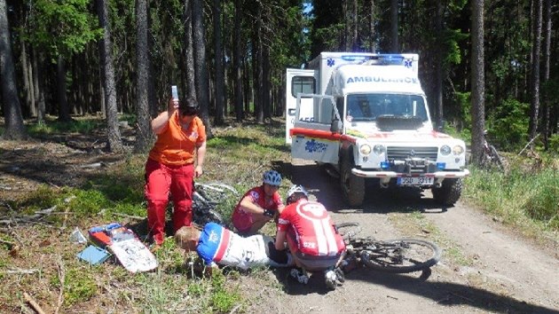 Cyklista upadl na dtka tak neastn, e mu propchla nohu. Vyndali je lkai v pbramsk nemocnici.  (7.6.2014)