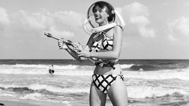 Bunny Yeagerov, jet sama jako modelka, na miamskch plch v roce 1952