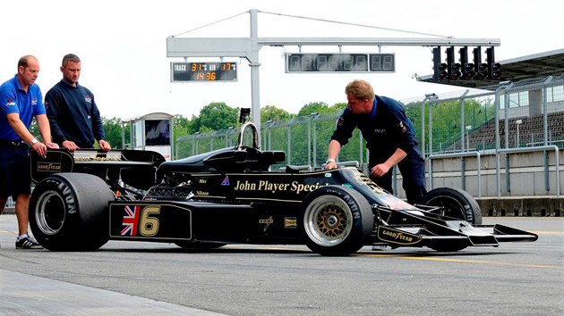 Lotus 77 alias John Player Special MkII pi testovn na brnnskm okruhu