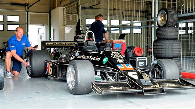 Lotus 77 alias John Player Special MkII pi testovn na brnnskm okruhu