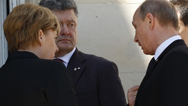 Nov zvolen ukrajinsk prezident Petro Poroenko s ruskm prezidentem Vladimirem Putinem a nmeckou kanclkou Anegelou Merkelovou (6. ervna 2014)