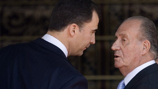 Na archivním snímku z roku 2008 panlský král Juan Carlos I. hovoí se svým...