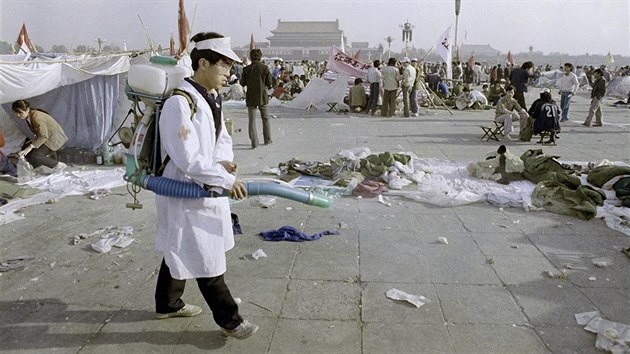 Na jae 1989 se nmst v centru Pekingu stalo velkm studentskm tborem a pipomnalo djit divokho festivalu. 
