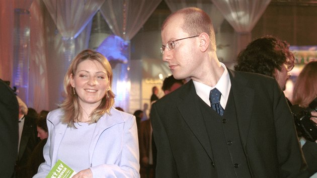 Bohuslav Sobotka s manelkou Olgou pi vyhlaovn filmovch cen esk lev. (1. bezna 2003)