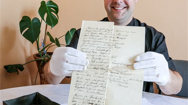 Daniel Vcha z karvinsk mskokatolick farnosti ukazuje jeden z dokument nalezench ve vi opravovanho kostela svatho Marka ve Frytt.