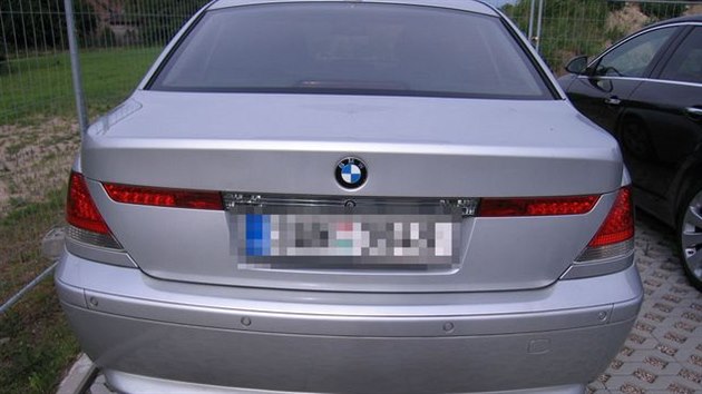 Policist zabavili u trojice obvinn ze zpronevry 70 milion luxusn auta a dal vci.