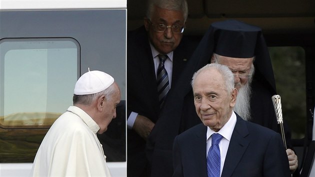 Pape Frantiek pijal ve Vatiknu prezidenty Izraele a Palestiny imonem Peresem a Mahmdem Abbsem a spolen se v zahradch modlili za mr na Blzkm vchodu. (8. ervna 2014)
