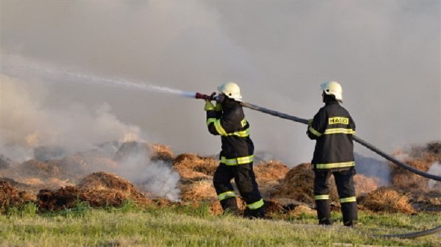 Por stohu slmy v Bratkovicch na Opavsku. kodu majitel pedbn odhadl na 170 tisc korun (1. ervna 2014).