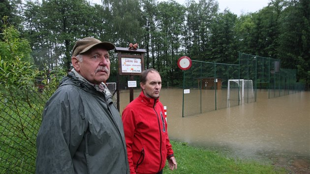 Na Jesenicku niila velk voda. Zleva majitel domu hranicho se zaplavenou oblast Josef Laka a starosta Psen Zdenk Konen. (29. kvtna 2014)