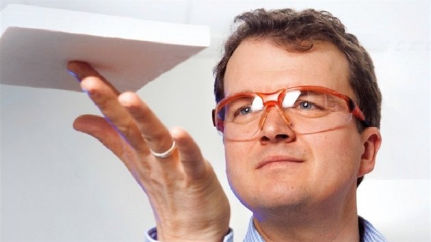 Chemik Martin Fricke z BASF se "svým" materiálem, polyuretovaným aerogelem.
