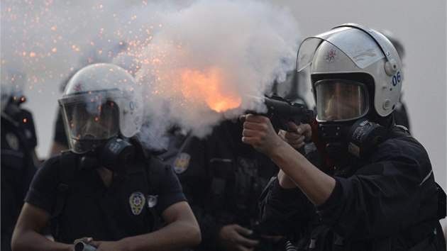 Protesty v centru Istanbulu. Policist proti demonstrantm zashli slznm plynem, z druh strany ltaly petardy. (31. kvtna 2014)