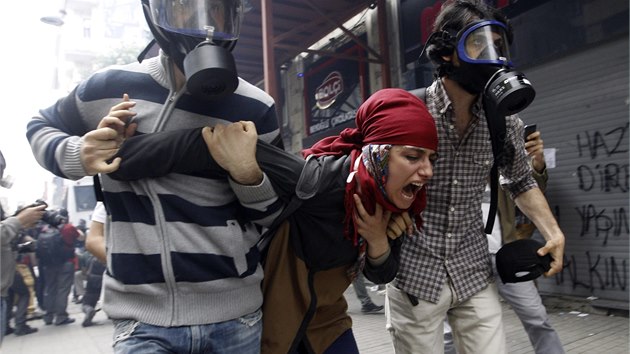 Protesty v centru Istanbulu. Policist proti demonstrantm zashli slznm plynem, z druh strany ltaly petardy. (31. kvtna 2014)