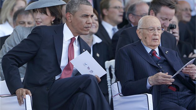 Americk prezident Barack Obama a jeho italsk protjek Giorgio Napolitano sleduj vzpomnkovou akci na normandsk pli Sword. (6. ervna 2014)