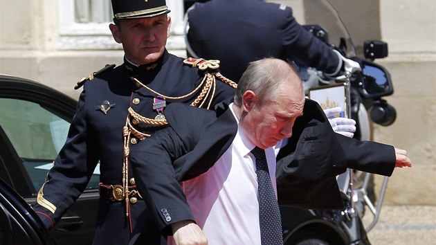 Rusk prezident Vladimir Putin pijel na normandskou pl Sword. (6. ervna 2014)