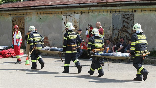 Cvien hasi a zchran u Nmt nad Oslavou simulovalo pd vrtulnku na panelov dm. Netst si podle scne vydalo destky zrannch a mrtvch.