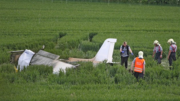 Trosky zcenho letadla po nehod u Kianova na rsku. Pd ultralehkho letadla nepeil jeho jednasedmdestilet pilot.