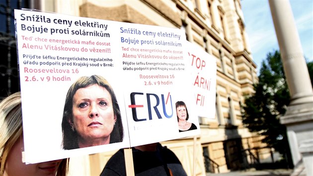 Protest na podporu pedsedkyn Energetickho regulanho adu Aleny Vitskov u brnnskho krajskho soudu, kter provuje machinace s udlovnm licenc pro fotovoltaick elektrrny.