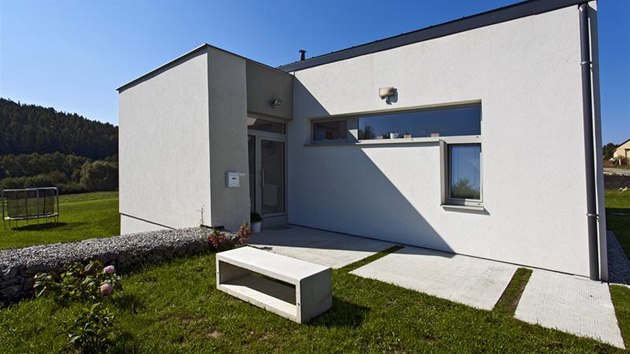 Ke vstupnm dvem do domu vede zpevnn betonov plocha, kter dl spolenost jednoduch lavika rovn z betonu. Zdroj: www.mujdum.cz