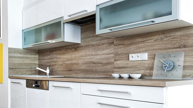 Tak v minimalisticky zazen kuchyni byly pouity materily typick pro tento byt: devo, sklo a hlink.



