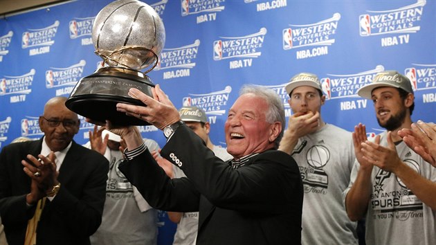 Peter Holt, majitel basketbalovho klubu San Antonio Spurs, s trofej pro vtze Zpadn konference NBA.