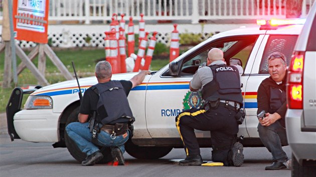 Policist ve vchodokanadskm mst Moncton ptrn po stelci, kter zabil jejich dva kolegy a dal dva zranil.