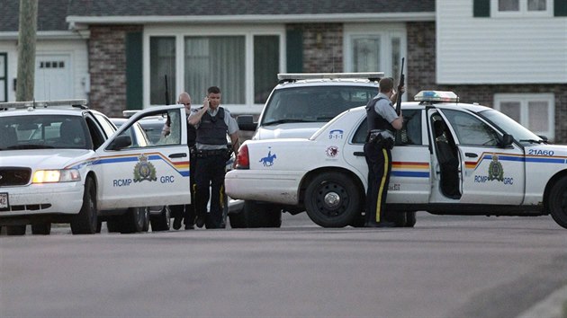 Kanadsk policie ptr po stelci, kter zabil ti policisty ve mst Moncton a dal dva zranil.