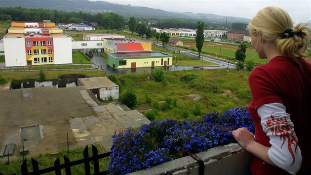 Plocha rozlehlho a nikdy nedokonenho protiatomovho krytu na sdliti Vtzn poslou jako zklad ke stavb dvou multifunknch dom.