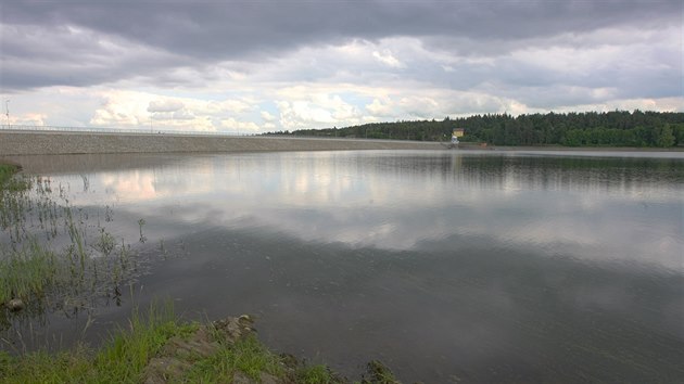 Po nkolikaleté pestávce je Plumlovská pehrada opt naputná a tamní voda je...