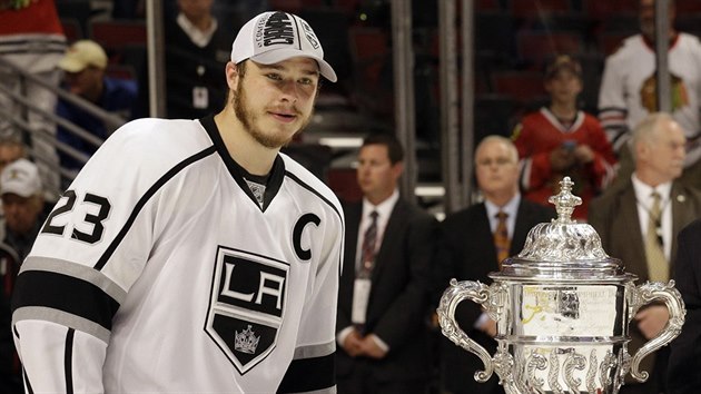 Dustin Brown (vlevo), kapitn Los Angeles Kings, pzuje s trofej Clarence S. Campbell Bowl pro vtze Zpadn konference NHL.