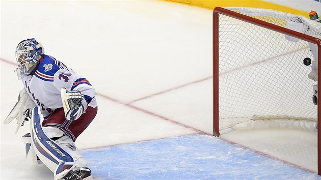Henrik Lundqvist z NY Rangers inkasuje rozhodujc gl prvnho finle Stanley Cupu.